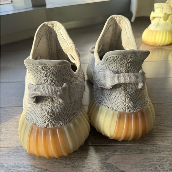 Adidas Yeezy 350 v2 - Picture 4 of 5